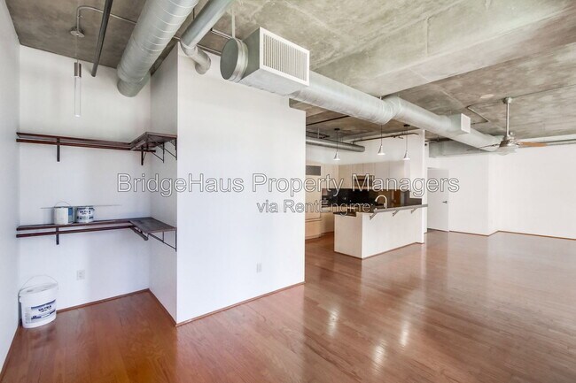 Building Photo - 877 Island Ave