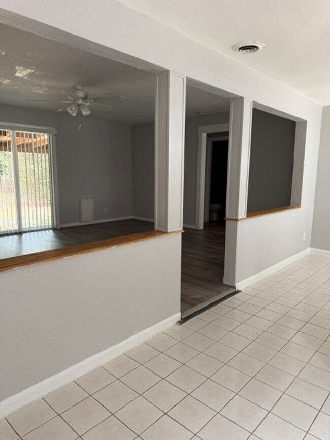 Building Photo - 1690 Longview Way NW
