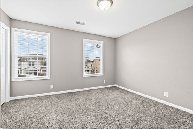 Building Photo - 2 Bedroom Pet Friendly Condo For Rent Near Beachaven Vineyard!