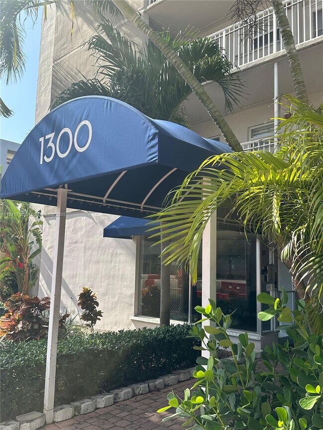Building Photo - 1300 Lincoln Rd