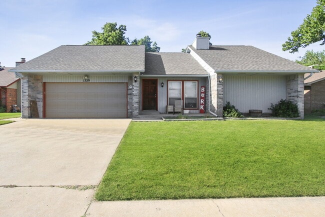 Building Photo - 1329 Cedarbrook Ln