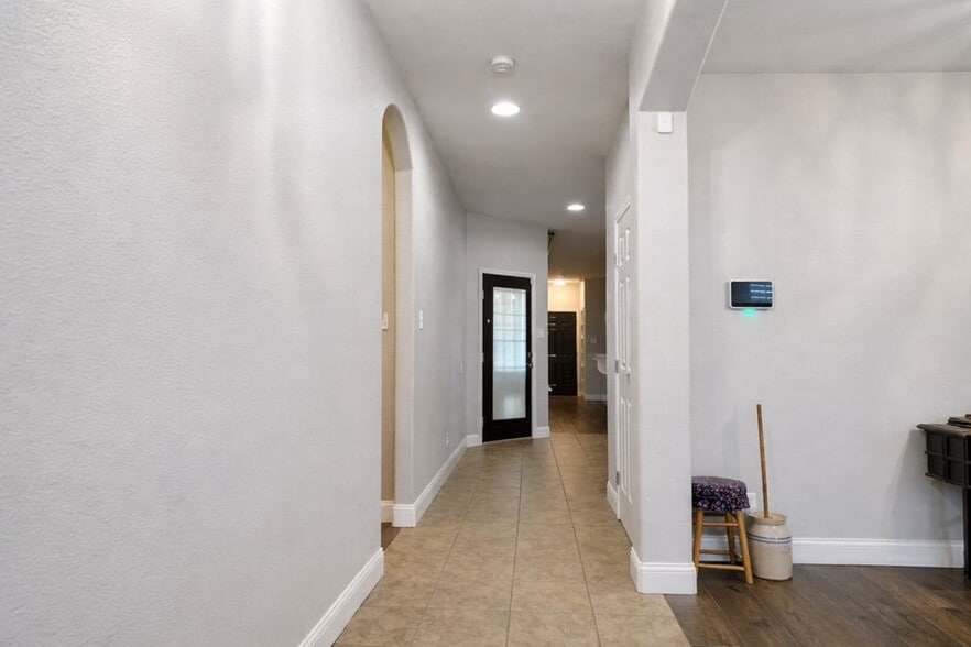 Building Photo - 2917 Dustin Dr