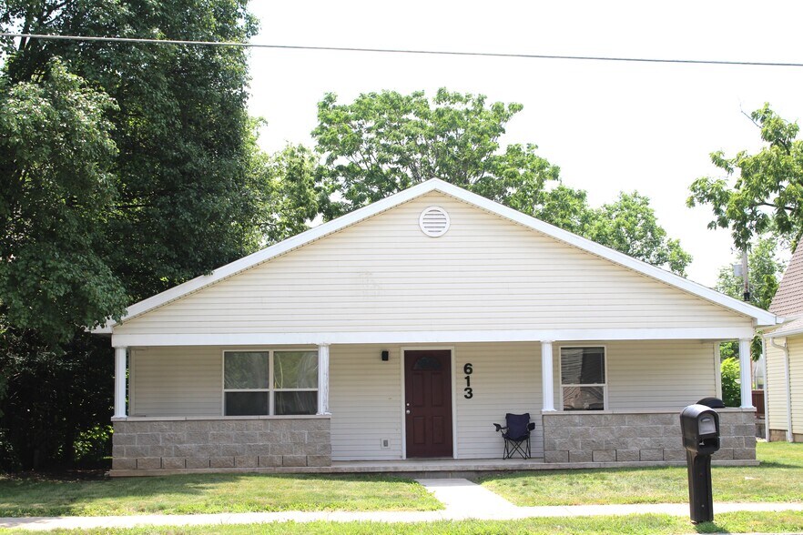 Primary Photo - 613 W Riverside Ave
