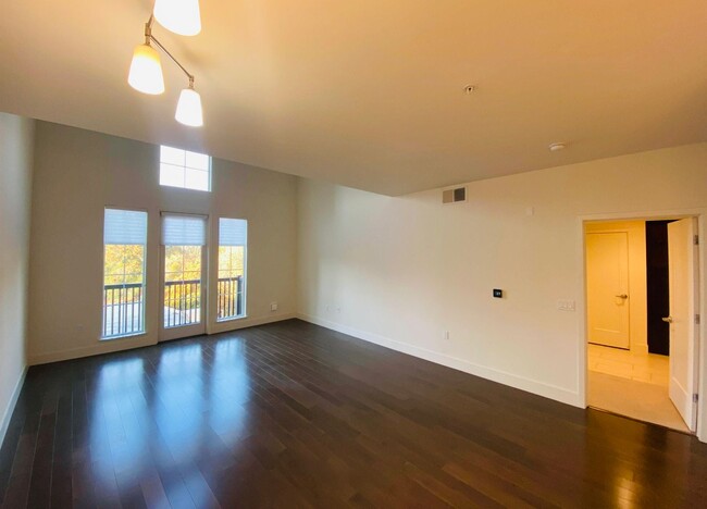 Building Photo - Gorgeous Top Floor Condo Located in Downto...