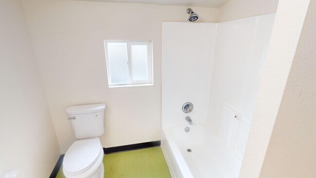 Building Photo - Beautiful Sellwood Bungalow in One of Portland's Most Desirable Neighborhoods. Pet friendly!