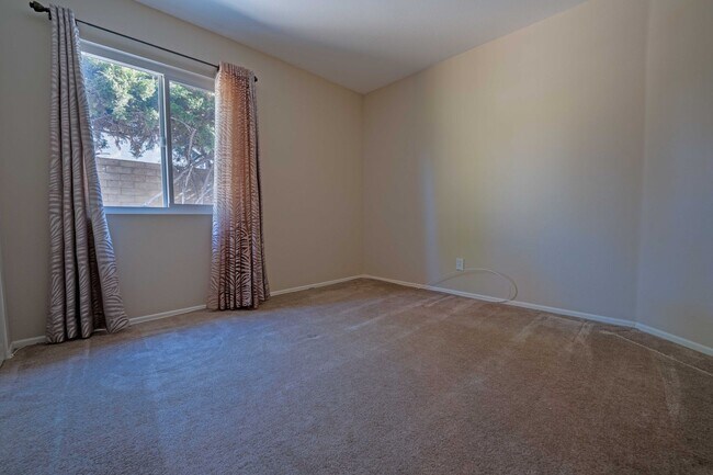Building Photo - Charming Home for Now Leasing in Thousand Oaks!