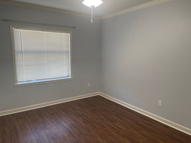 Building Photo - 2/1 Townhome close to shopping