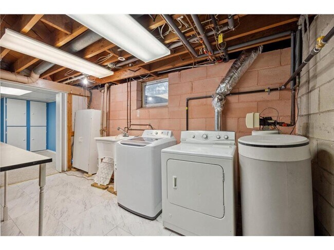 Building Photo - 4 Bed - 2 Bath Brooklyn Park Home with Lar...