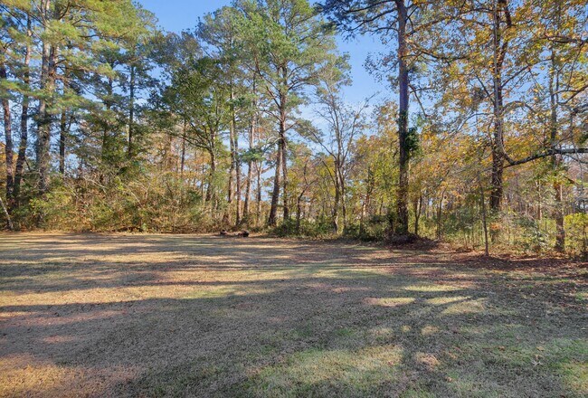 Building Photo - 220 Tree Ln