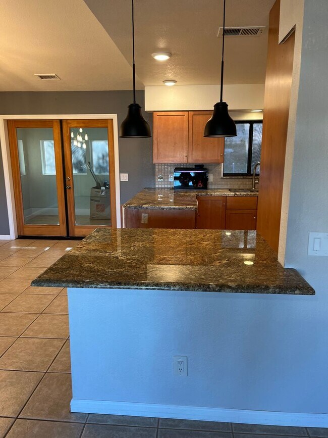 Building Photo - Modern, updated 3B/2B with fenced yard and sun room in Cottonwood