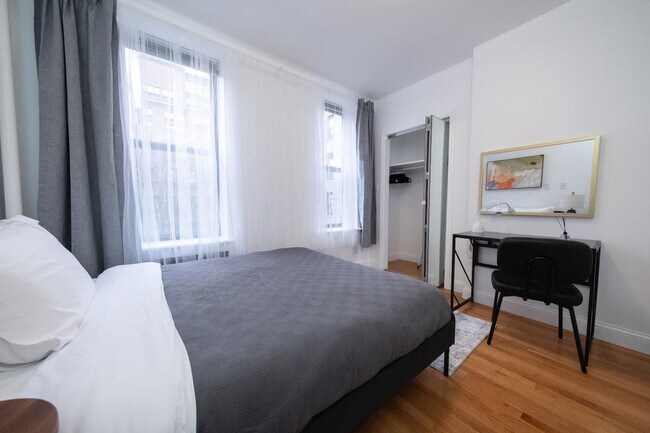 Building Photo - 302 E 104th St