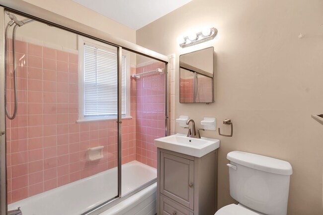 Building Photo - Well Maintained 3 Bedroom 1.5 Bathroom Spl...