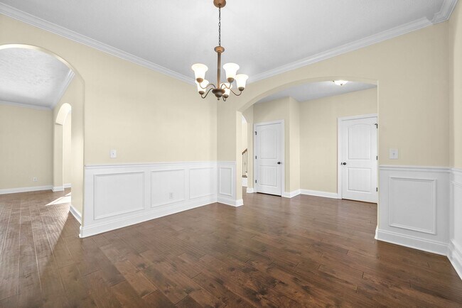 Building Photo - Pet Friendly Four Bedroom with Bonus!