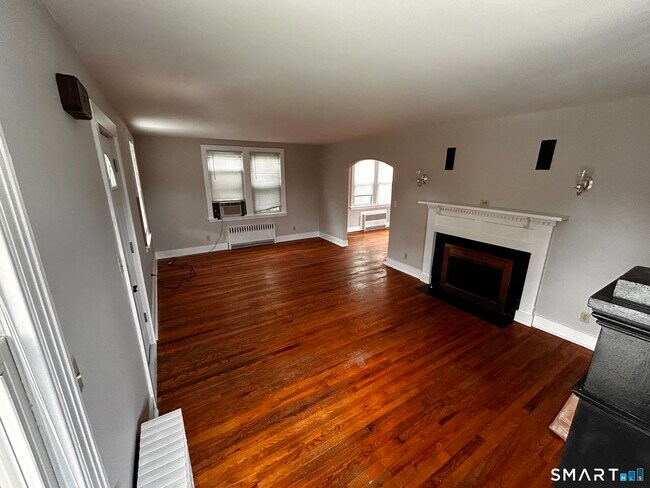 Building Photo - 925 Meriden Rd