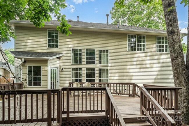Building Photo - 8256 Chatham Oaks Dr