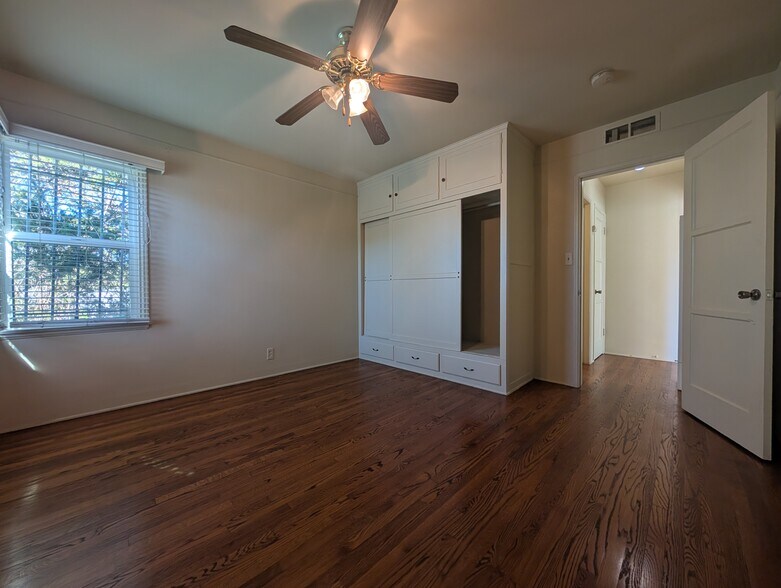 Primary Photo - 7026 Flight Ave