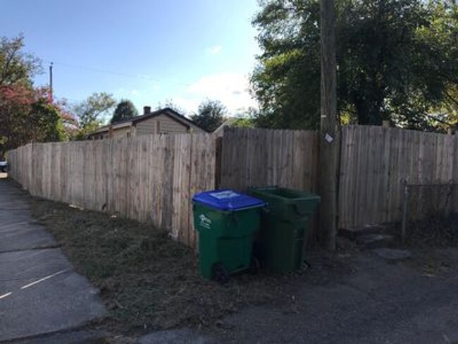 Building Photo - Cozy 3 bed 1.5 bath with Backyard