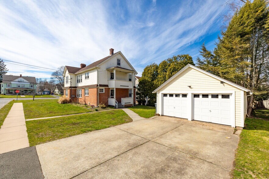 Building Photo - 971 Enfield St