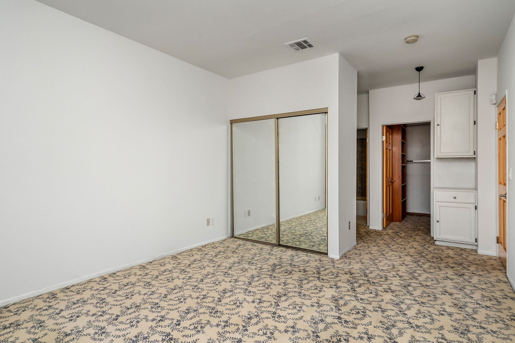 Building Photo - 5420 Sylmar Ave