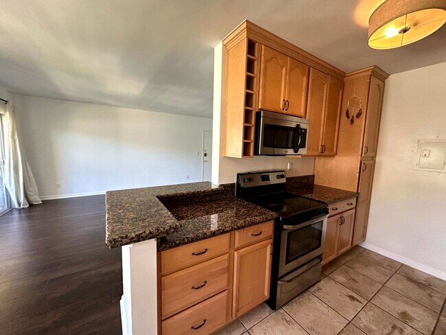 Building Photo - Spacious Upper level 1 bed -1 bath with parking and pool in Encino