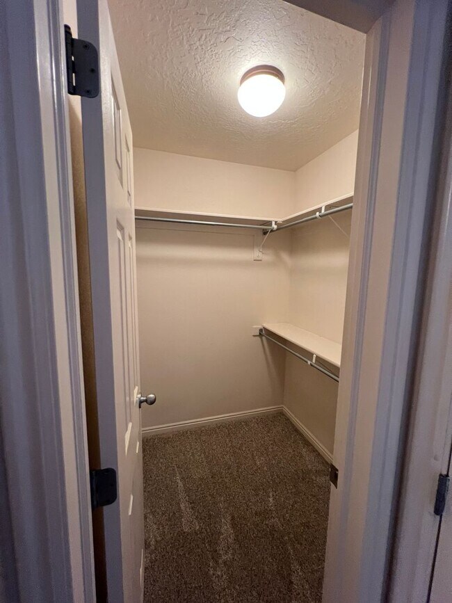 Building Photo - Oversized Townhome in Town!