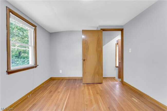 Building Photo - 923 E 218th St