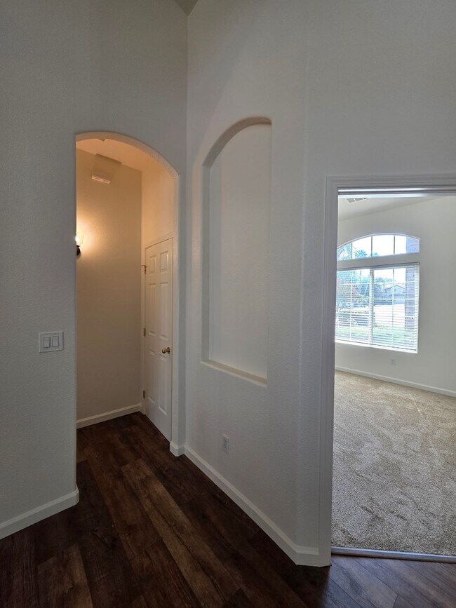 Building Photo - 3 bedroom 2 bathroom in a desirable SE Vis...