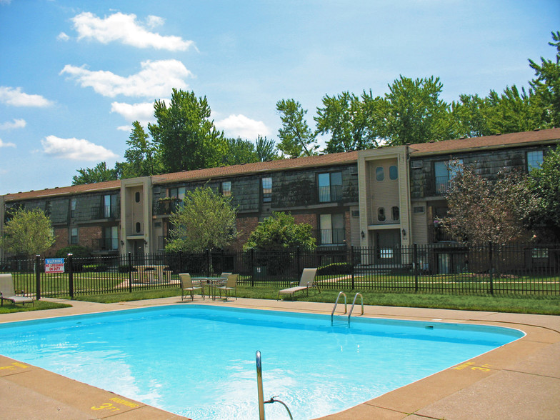 Swimming Pool - Carriage Hill Apartments