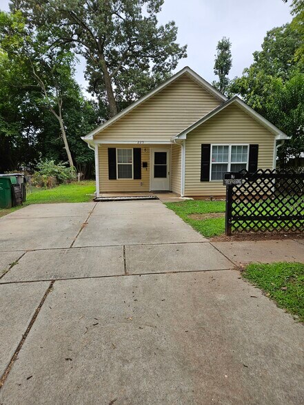 Primary Photo - 225 Plymouth Ave