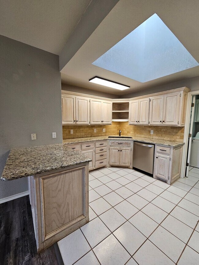 Building Photo - (3) Bed/(2) Bath Avail NOW! Storm Shelter!