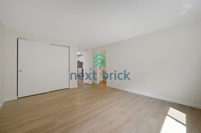 Building Photo - 2 Bed and 2 Bath Exceptional Condo with Water View is Available for Rent!