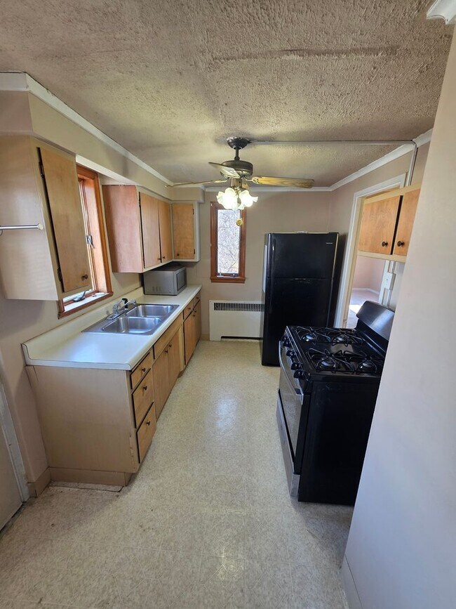 Building Photo - 3-bedroom, 1-bath home in Clairton, PA