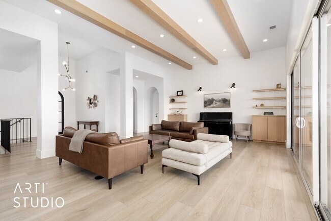 Building Photo - Beautiful 6 Bedroom 4.5 Bathroom Home in D...