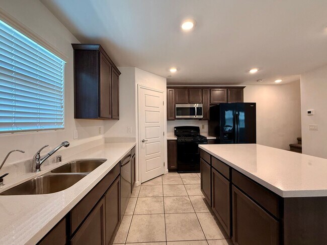 Building Photo - 3 BED 2.5 BATH 2 CAR GARAGE TOWNHOUSE w/ LOFT in CADENCE FOR RENT!