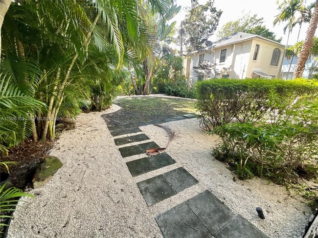 Building Photo - 1612 NE 2nd Ct