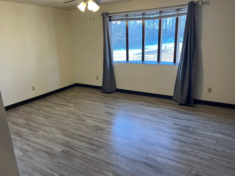 Building Photo - 2526 Rebecca Ct W