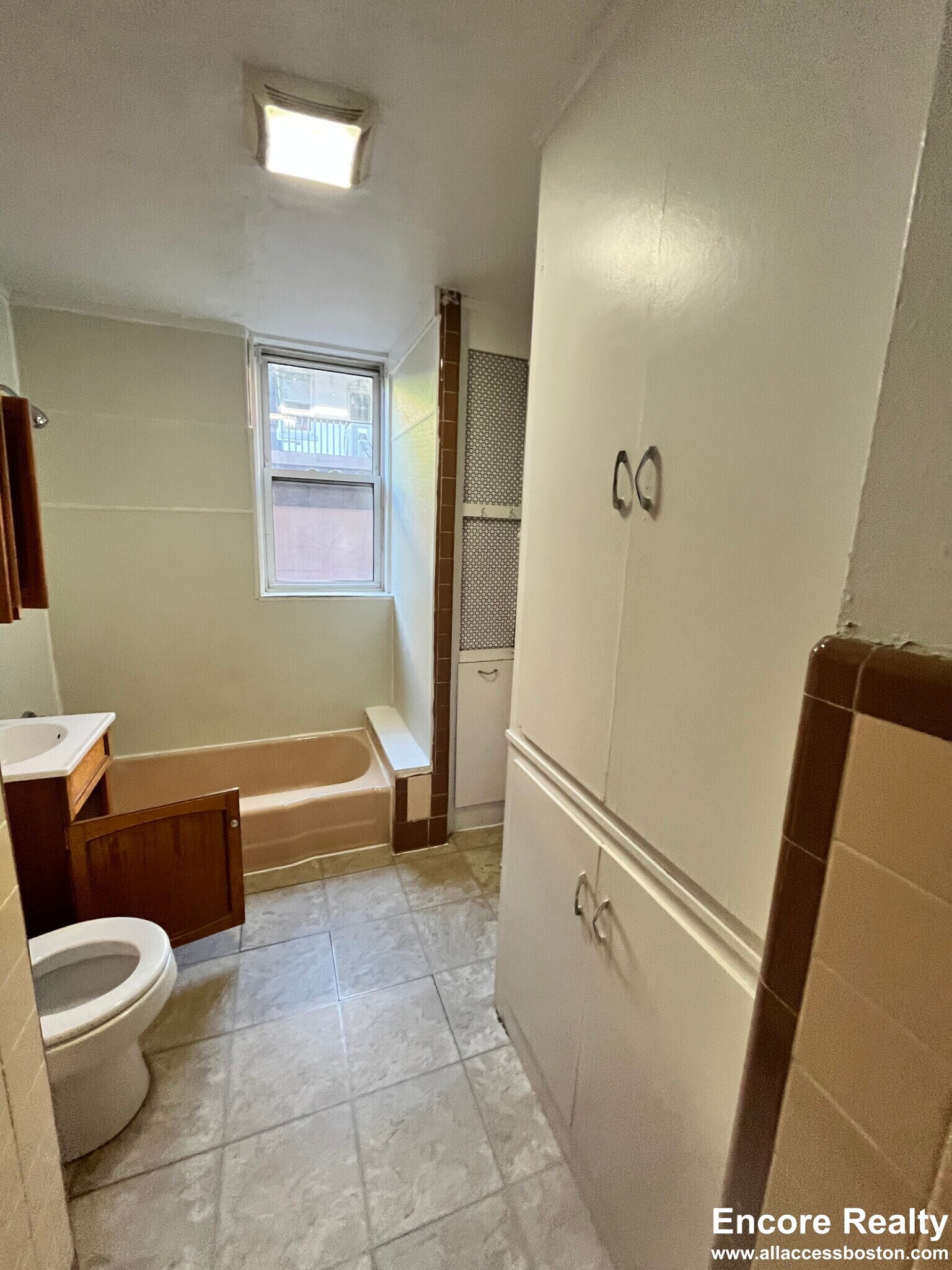 Building Photo - 1751 Beacon St