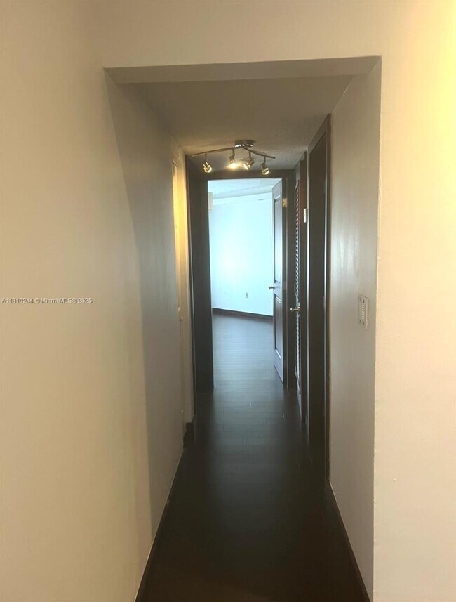 Building Photo - 9435 Fontainebleau Blvd