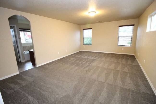 Building Photo - Beautiful 3bdrm 3bath home in Gold Hill Mesa