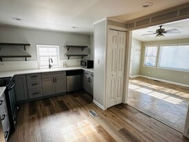 Building Photo - 5 Greenwich Dr