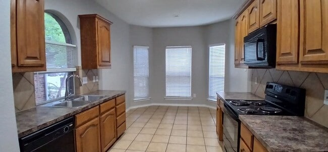 Building Photo - Adorable 3/2 with Large Backyard