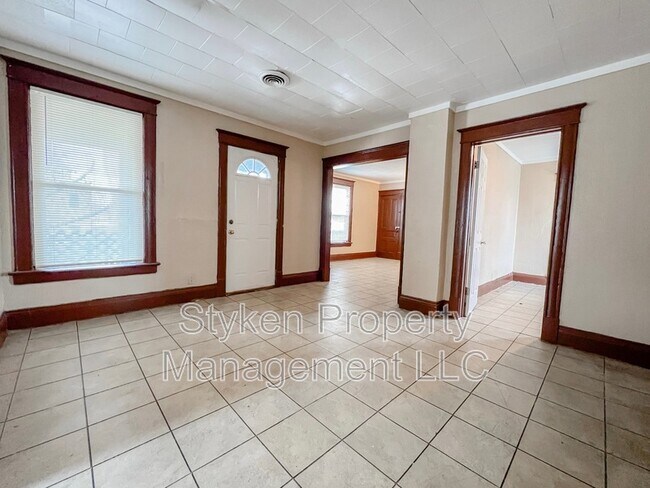 Building Photo - 247 S 5th Ave