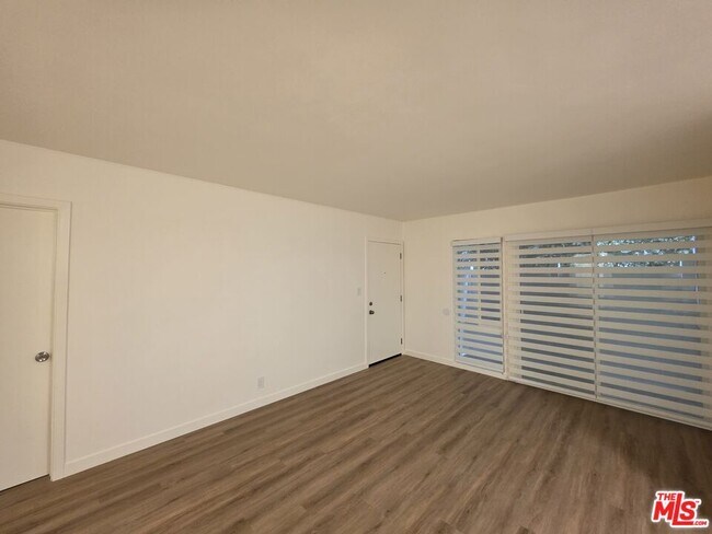 Building Photo - 827 9th St
