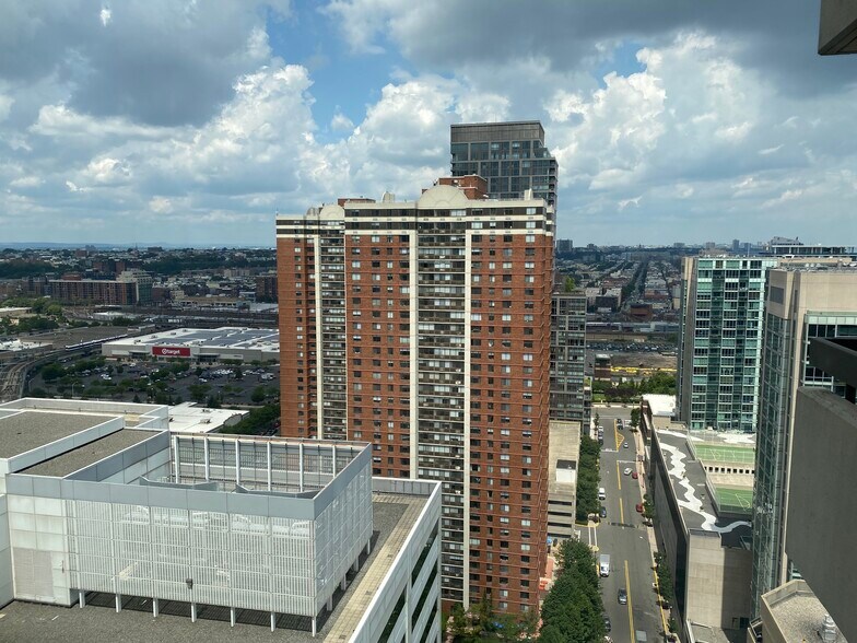 Building Photo - 45 River Dr S
