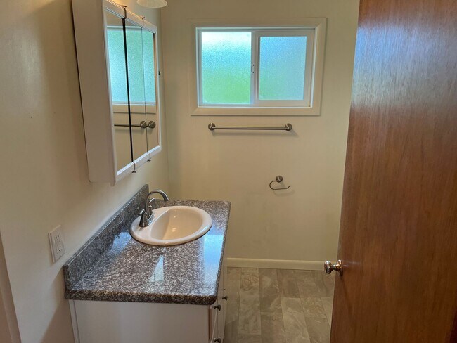 Building Photo - 3 bedroom 1 bathroom single level home!