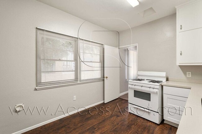 Building Photo - 207 E Graham Ave
