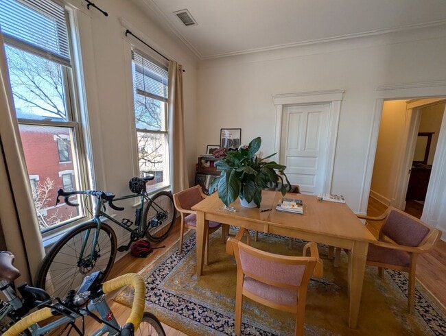 Building Photo - Spacious and renovated 3 BR in Wicker Park with great vintage touches!
