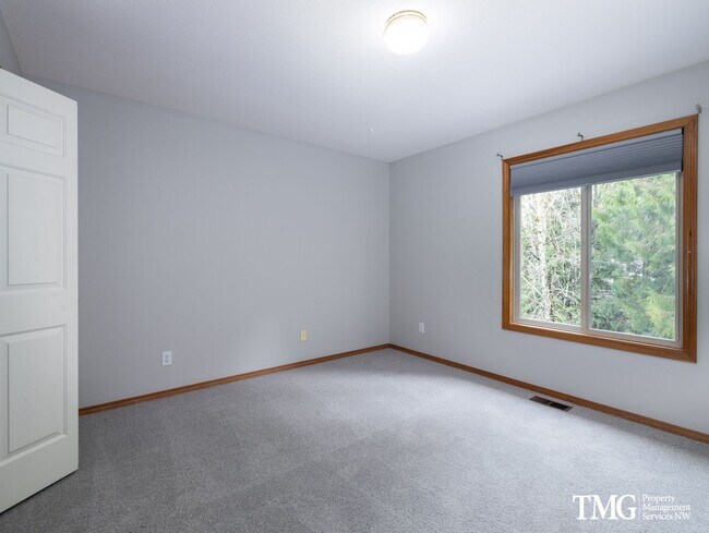 Building Photo - Grand 5+ Bedroom Home in Desirable Garden Home- Raleigh Hills Location with 2800 Sq Ft!