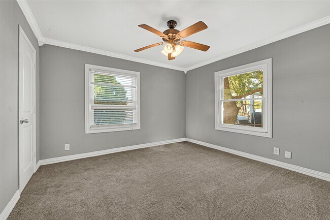 Building Photo - 5518 Sweetbriar St