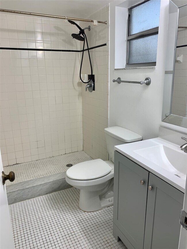 Building Photo - 511 Gardens Dr